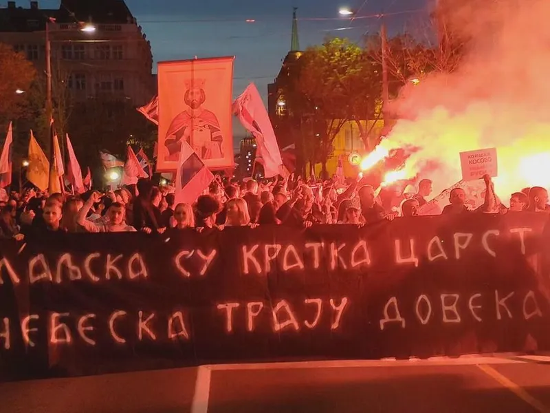 Mii de sârbi, în stradă, la Belgrad, în sprijinul Rusiei şi împotriva NATO. / Foto: ruptly.tv