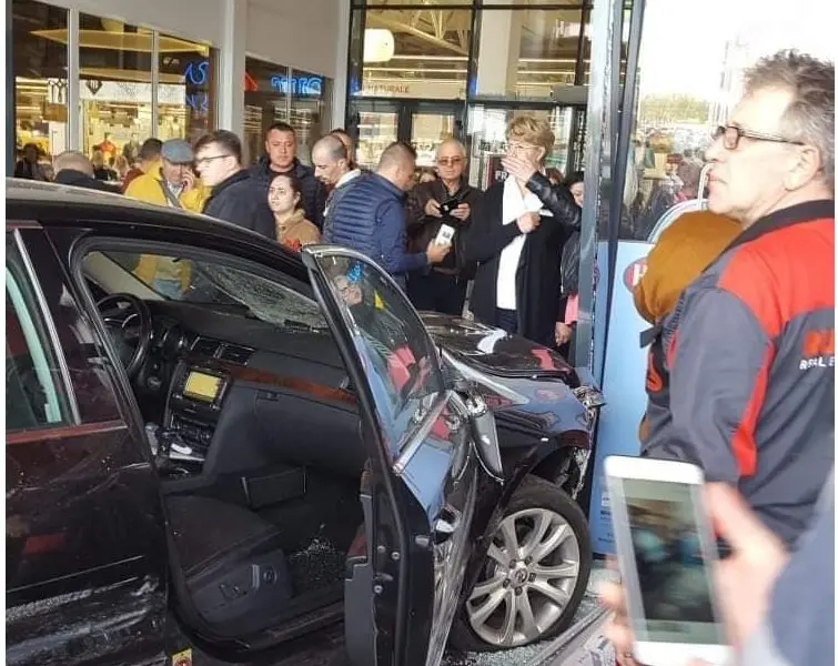 Atacatorul a intrat cu mașina în mall. Foto Obiectiv Vocea Brăilei