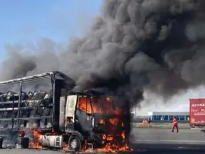 Incendiu devastator la vama Nădlac II. Un TIR încărcat cu electrocasnice a ars ca o torță - Foto: ISU Arad