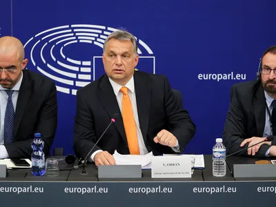 Zoltán Kovács, oficialul maghiar pentru relația cu presa,  premierul Viktor Orbán și eurodeputatul demisionar József Zsájer. Sursa foto: EU Observer/ Parlamentul European