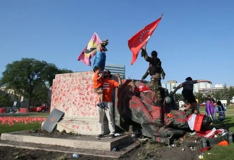 Statui ale reginei Victoria şi reginei Elisabeta a II-a, dărâmate de protestatari în Canada. / Foto: bbc.com