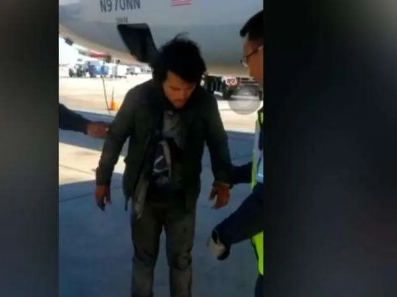 Migrantul din Guatemala s-a ascuns în compartimentul roților avionului. FOTO: Captură video