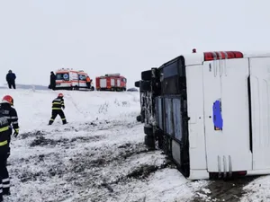 Un microbuz s-a răsturnat din cauza vântului puternic - Foto: viata-libera.ro