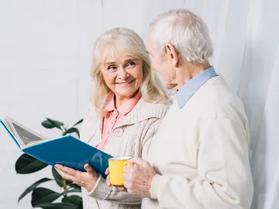 Care pensionari trebuie să depună CERTIFICATUL de VIAȚĂ ca să nu rămână fără pensie? Cum completezi? - Foto: Freepik