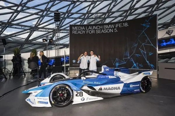 Cele două monoposturi BMW iFE.18 ale echipei BMW i Andretti Motorsport îi vor avea în cockpit pe piloţii oficiali BMW António Félix da Costa (Portugalia) şi Alexander Sims (Marea Britanie).