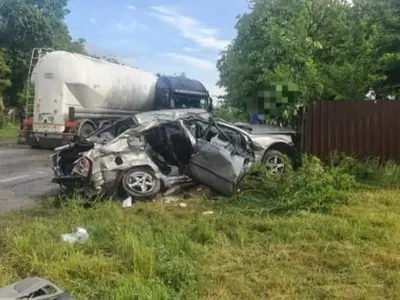 Un TIR a intrat pe contrasens și a strivit o mașină. Doi morți, o tânără de 18 ani rănită grav. / Foto: Info Trafic 24, Facebook