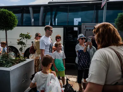 Personalul misiunii diplomatice a Rusiei, împreună cu familiile, sosesc pe aeroportul din Sofia înainte de plecarea lor în Rusia - Foto: Profimedia Images