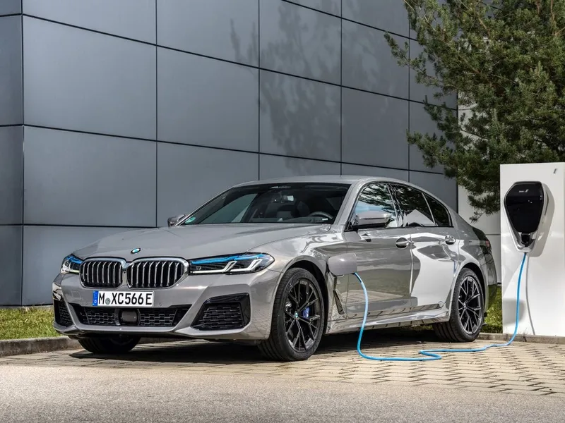 A 7-a generație Seria 5, G30, a fost primul „cinciar” oferit și cu sistem de propulsie plug-in hybrid - Foto: BMW