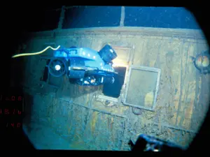 Imagine realizată în 1986 și publicată în februarie 2023. Un submersibil telecomandat studiază epava Titanicului. Foto: profimediaimages/ AFP PHOTO / Woods Hole Oceanographic Institution / HANDOUT