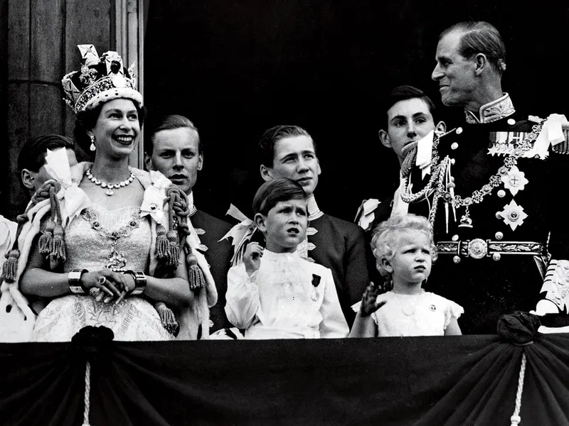 TÂNĂRUL PRINȚ Charles, în vârstă de 4 ani, cu părinții și sora sa, la balconul Palatului Buckingham, după încoronarea reginei Elisabeta a II-a în 1953