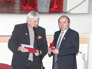 Tudorel Toader,  premiat în 2016 de către liceul „Unirea” din Focșani, în a cărui  revistă a scris texte laudative la adresa tovarășului Nicolae Ceaușescu