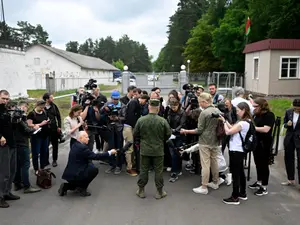 Un consilier al ministrului belarus al Apărării, vorbește cu presa în apropierea unei tabere de corturi care ar putea fi oferită ca loc de găzduire pentru luptătorii Wagner - Foto: Profimedia Images