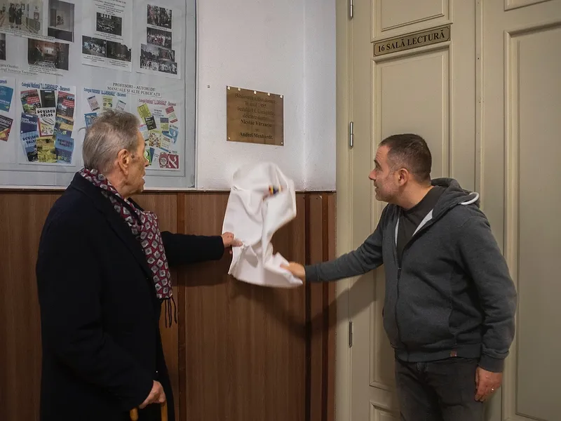 Nicolae Vărzariu împreună cu directorul adjunct dezvelesc placă comemorativă de la intrarea în biblioteca liceului IL Caragiale, donată în 1987 Foto: Mugur Vărzariu