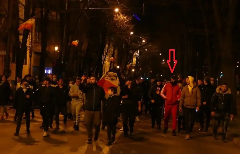 Deian Miloșev, condamnat pentru trafic de cocaină în primă distanță, a participat la proteste într-un grup in care se discuta despre dărâmarea DIICOT și aruncatul cu pietre Foto: presslaert.ro