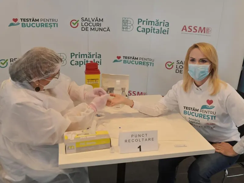 Primărița Gabriela Firea, testându-se pentru infectarea cu coronavirus, în cadrul primului proiect al Primăriei, cel în care orice persoană se poate testa gratuit, în limita locurilor disponibile. Sursa: Facebook Gabriela Firea