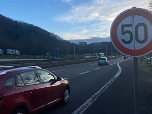 Limită de 50 km/h și bandă dedicată mașinilor partajate, pe autostradă, pentru reducerea poluării - Foto: francebleu.fr