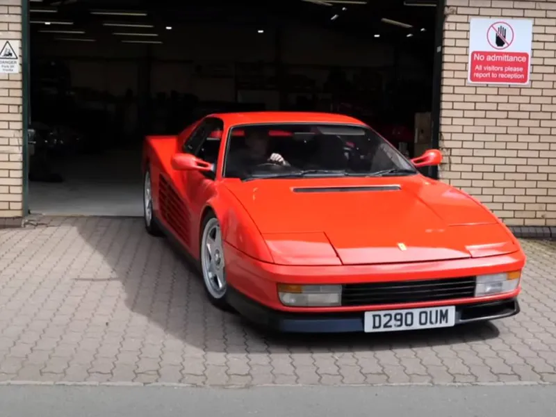 Sacrilegiu! Un YouTuber a înlocuit motorul unui Ferrari Testarossa cu unul electric de Tesla - Foto: captură video