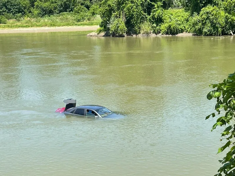 O limuzină Audi A8 a fost găsită plutind pe râul Mureș. / Foto: specialarad.ro