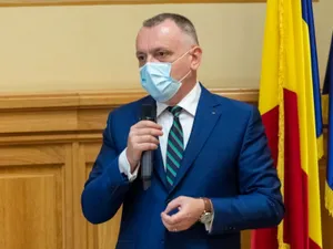 Sorin Cîmpeanu spune că formularul de intenție a vaccinării nu e obligatoriu. FOTO: Facebook