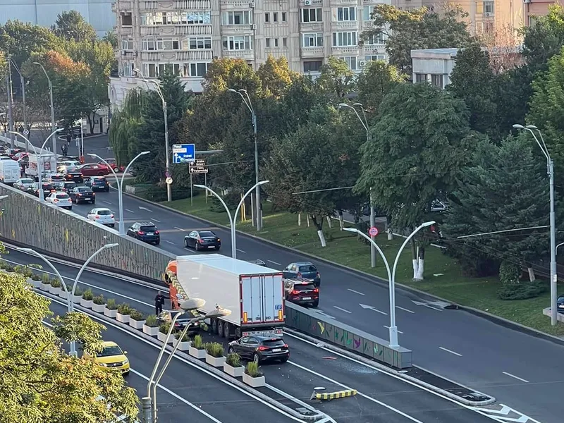 Un TIR a rămas fără cabină în Pasajul Unirii. / Foto: Cosmin Nicolae, Facebook