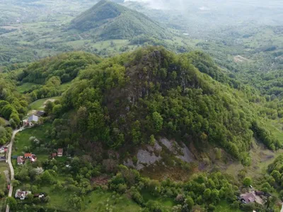 Misterele muntelui cu formă de piramidă din România de unde s-au extras tone de aur - Foto: Captură video/ Imagine cu caracter ilustrativ