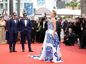 Sharon Stone a atras toate privirile pe covorul roşu de la Cannes la 64 de ani. / Foto: Profimedia