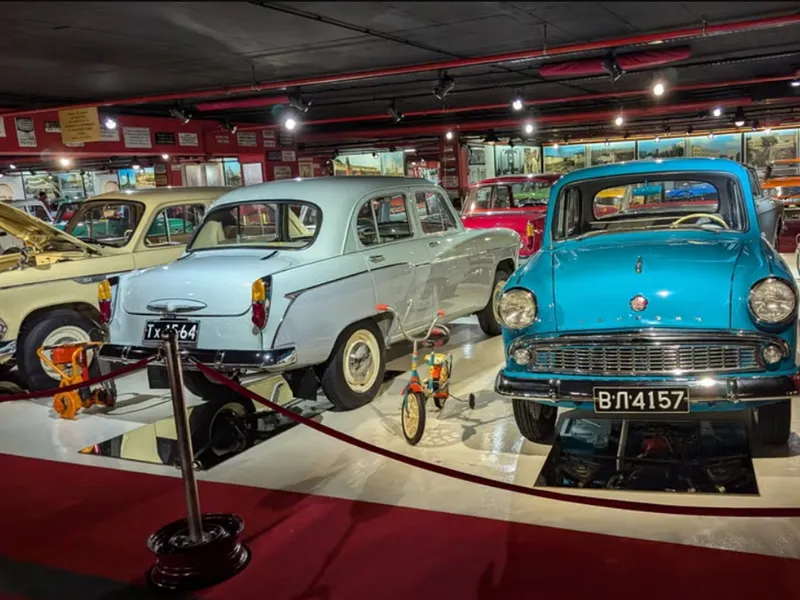 Incursiune în lumea mașinilor din epoca URSS: Lada, Dacia, GAZ, Wartburg, Skoda, Volga - Foto: autoweek.com/Murilee Martin