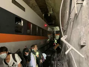 Cel puţin 36 de morţi şi zeci de răniţi, după deraierea unui tren în Taiwan. / Foto: agerpres.ro