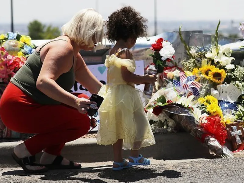 Americanii au pus flori și candele lângă magazinul unde a avut loc atacul. Foto Getty Images