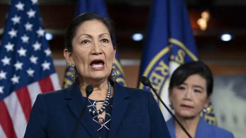 Parlamentara Deb Haaland a primit unda verde din partea Senatului SUA pentru a intra în cabinetul Joe Biden. / Foto: kstp.com