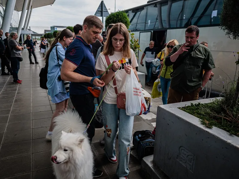 Personalul misiunii diplomatice a Rusiei și familiile acestora sosesc pe aeroportul din Sofia - Foto: Profimedia Images