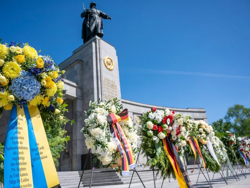 Coroane de flori, la o slujbă de pomenire în fața Memorialului Ostașului Sovietic din Tiergarten, Berlin - Foto: Profimedia Images