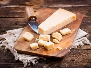 Ce a pățit un român după ce a încercat să fure 14 bucăți de Parmigiano Reggiano din Italia - Foto: Istock / imagine cu rol ilustrativ