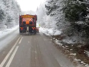 Prima ninsoare serioasă, în masivele muntoase din judeţul Hunedoara. Salvamontul recomandă prudență. / Foto: pressalert.ro