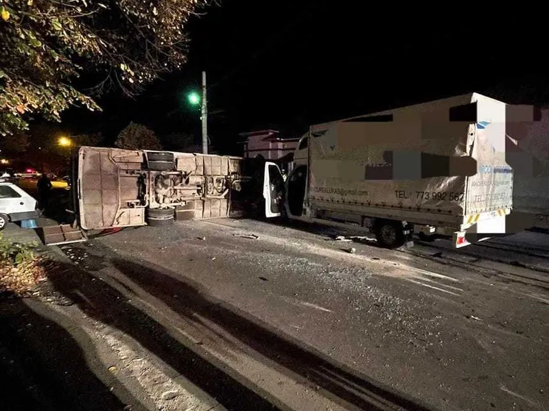 O camionetă a răsturnat un microbuz pe o stradă din Alexandria. / Foto: infotraficromania.ro