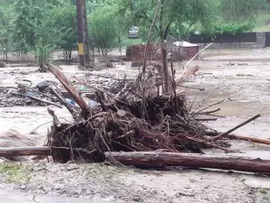 Peste 30 de localităţi din 14 judeţe, afectate de vijelii. Viituri dezastruoase, în Hunedoara - Foto: ISU Hunedoara