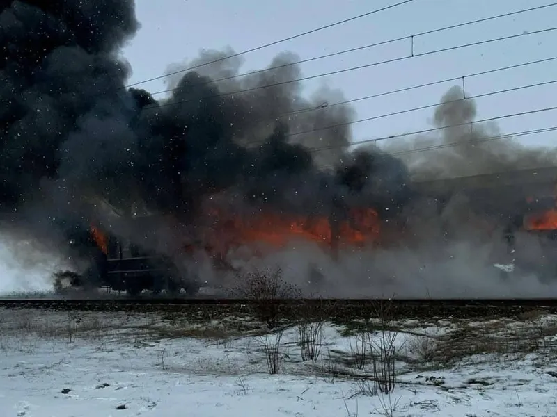 Tren în flăcări pe calea ferată. 70 de pasageri, puși în pericol. Ce spune CFR - Foto: ISU Olt