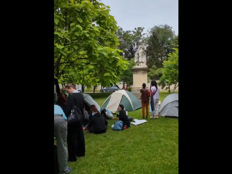 Studenții s-au strând în curtea Facultății de Psihologie Foto: Captură facebook/ solidaritatea România - Palestina