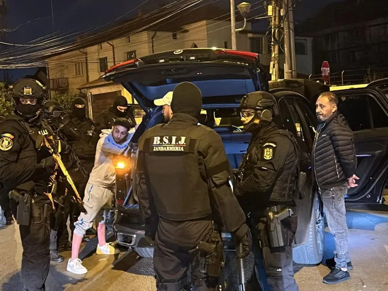 Oraș lipit de București sub teroare clanurilor de interlopi. Poliția întâmpinată cu săbii și topoare foto: Antena3