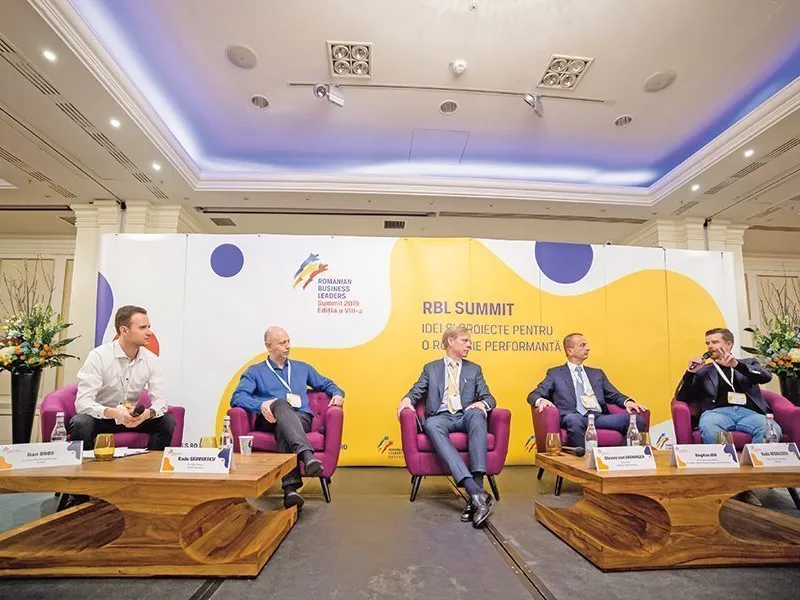 Dezbatarea „Societatea 4.0, lentile prin care privim spre viitor“ din cadrul Summit-ului