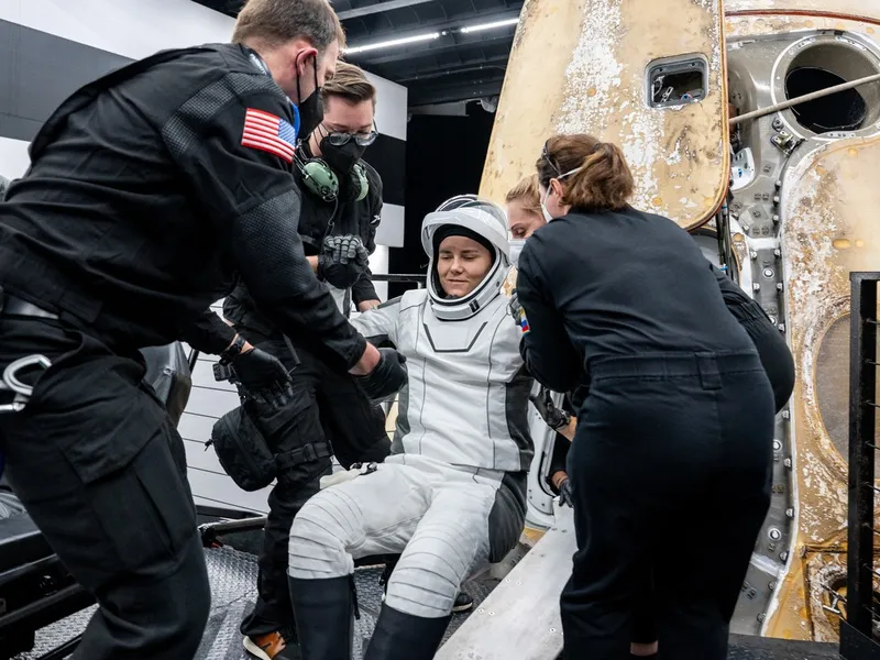 Cosmonautul Roscosmos Anna Kikina este ajutată să iasă din nava spațială SpaceX Dragon Endurance la bordul navei de recuperare SpaceX Shannon - Foto: Profimedia Images