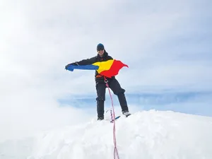 Pe ghețarul Snæfellsjökull,  locul în care începe acțiunea în volumul lui Jules Verne,  „Călătorie spre centrul Pământului“