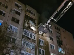 Un apartament dintr-un imobil din Sectorul 5, în flăcări. 20 de persoane au fost evacuate. / Foto: ISU BIF