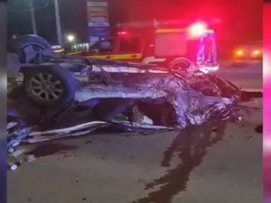 O șoferiță de 19 ani a mers atât de tare cu un VW Golf încât a rupt un stâlp din beton. / Foto: opiniatimisoarei.ro