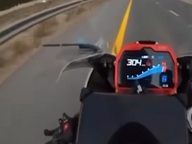 Tânăr motociclist, prins croșetând pe autostradă la 304 km/h. Riscă o amendă de 65.000 lei - Foto: captură video