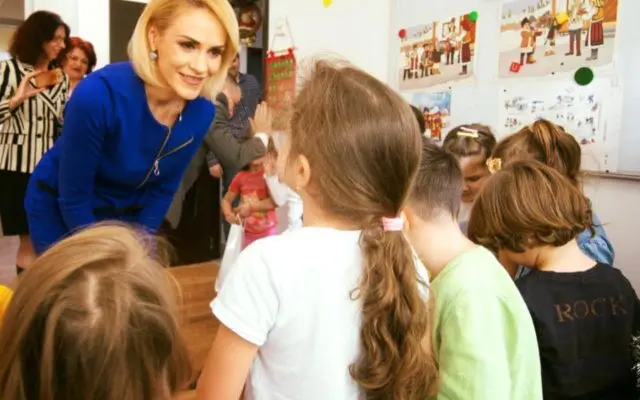 Firea rânjește ipocrit la copii/FOTO: g4media.ro