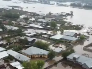 VIDEO Imagini din dronă cu inundațiile devastatoare din Galați. Pompierii salvatori „sunt uzi până la piele”