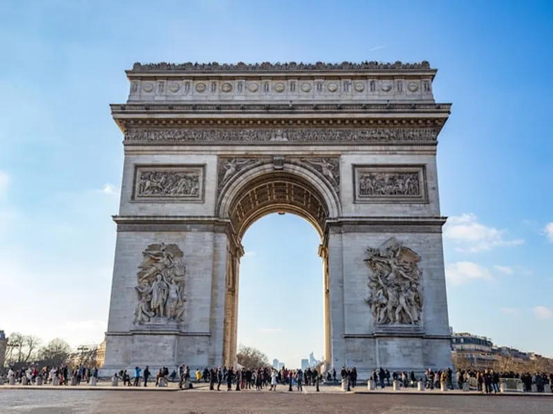 Drapelul UE a fost înlăturat de pe Arcul de Triumf din Paris/FOTO: dailysabah.com