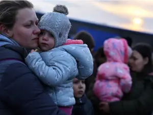 Exemplu de umanitate: Un om al străzii din București a venit să doneze alimente pentru refugiați/FOTO: Aljazeera