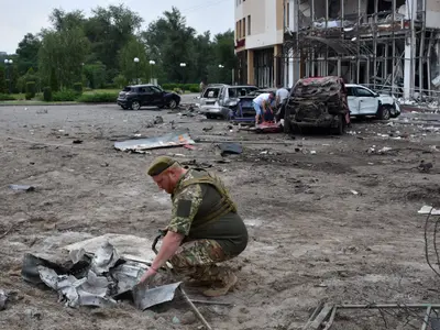 Un soldat al armatei ucrainene inspectează o zonă de lângă hotelul Reikartz din Zaporijia, grav avariat în urma unui atac cu rachete rusești - Foto: Profimedia Images